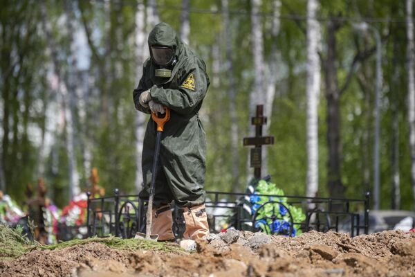 Похороны жертвы коронавирусной инфекции. Московская область - Sputnik Moldova