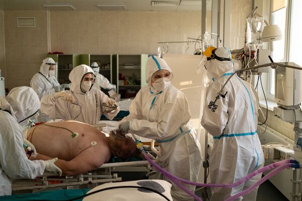 Медики лечат пациента в больнице имени Филатова, Москва - Sputnik Moldova