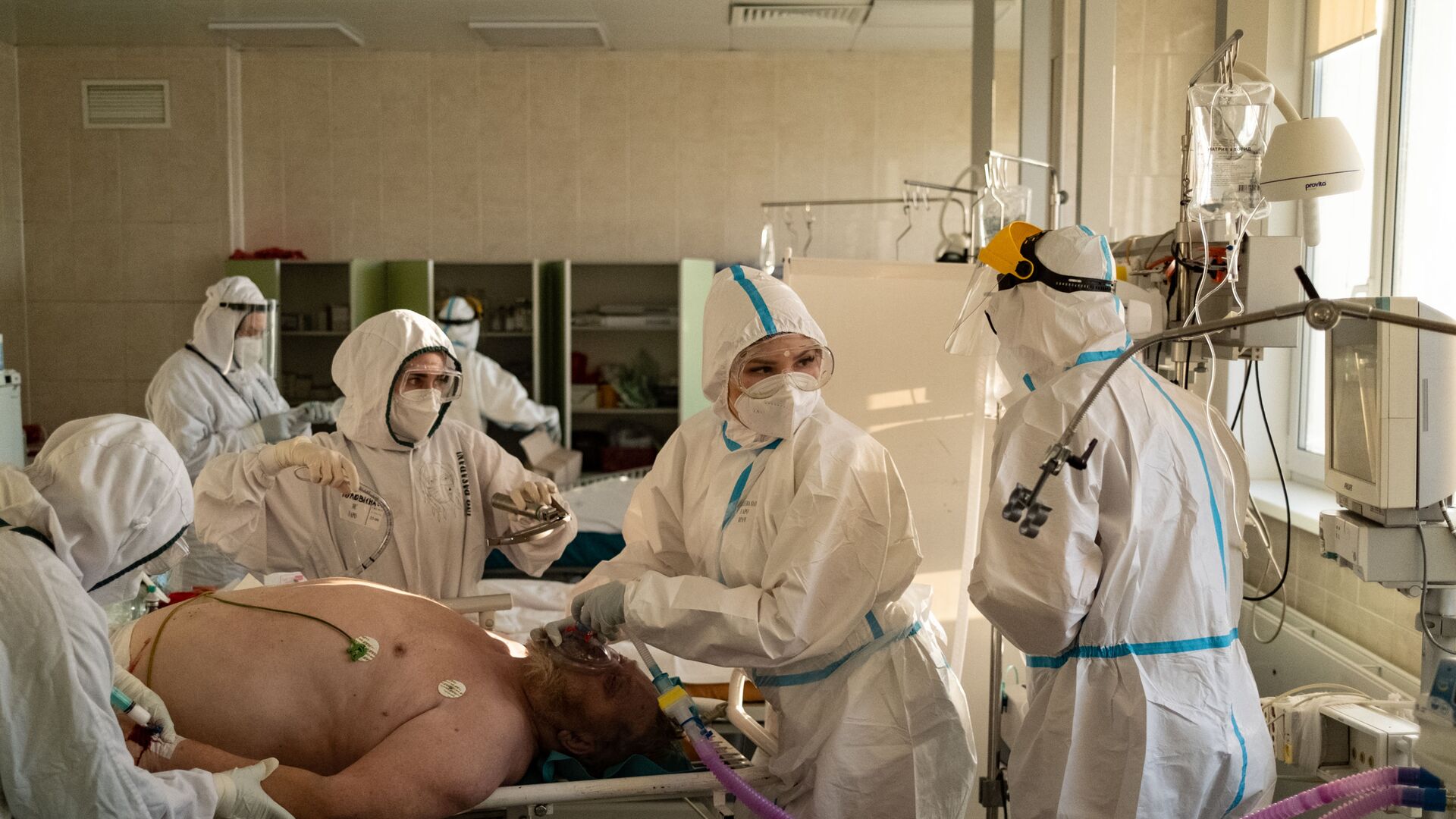 Medicii îl tratează pe un pacient în Spitalul Filatov din Moscova - Sputnik Moldova, 1920, 30.11.2021