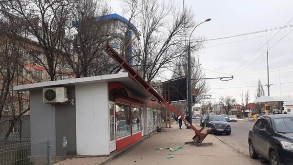 Un panou de publicitate a căzut peste o gheretă - Sputnik Moldova