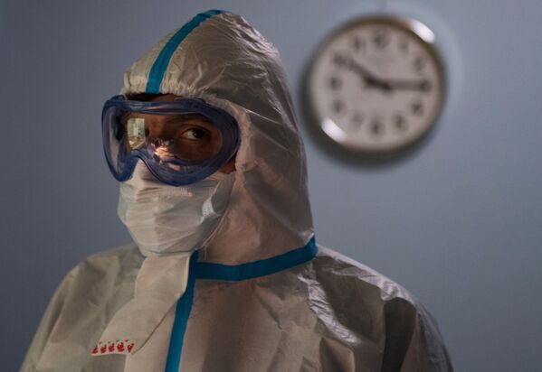 Медицинский работник в больнице для пациентов с диагнозом COVID-19 Национального медико-хирургического центра имени Пирогова - Sputnik Moldova-România