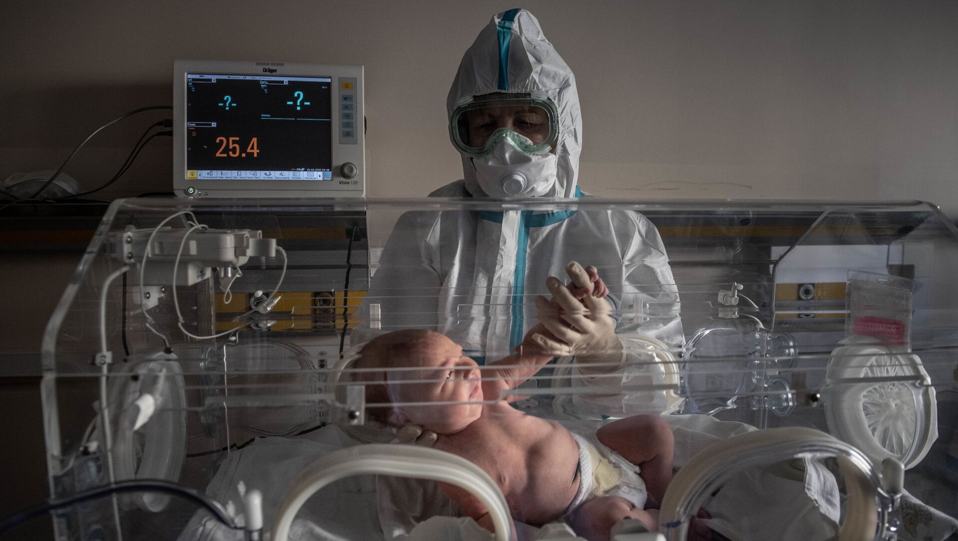 Медицинский работник и новорожденный ребенок в инфекционной больнице № 2 в Москве - Sputnik Moldova-România, 1920, 24.03.2021
