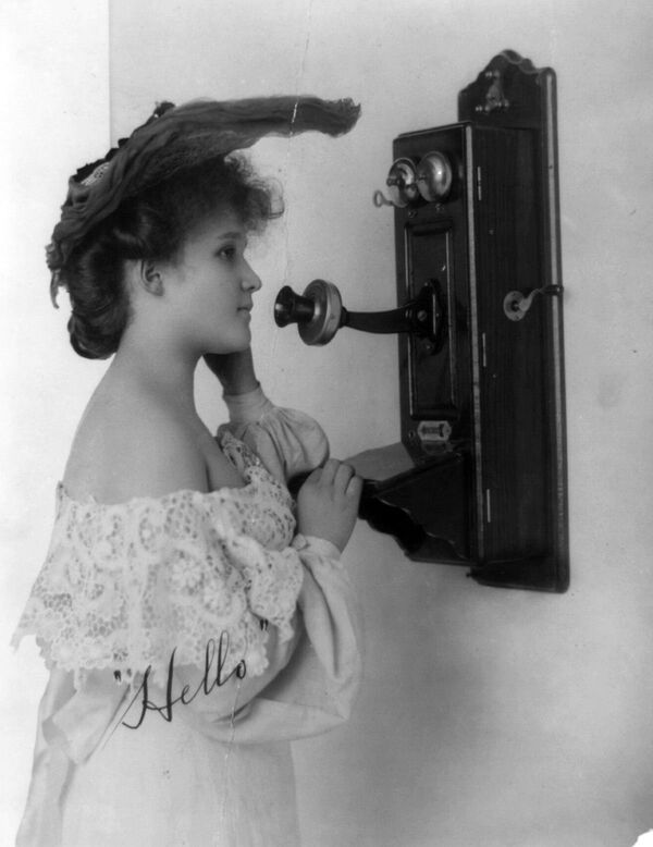 Tânără în timpul unei convorbiri telefonice, 1905 - Sputnik Moldova