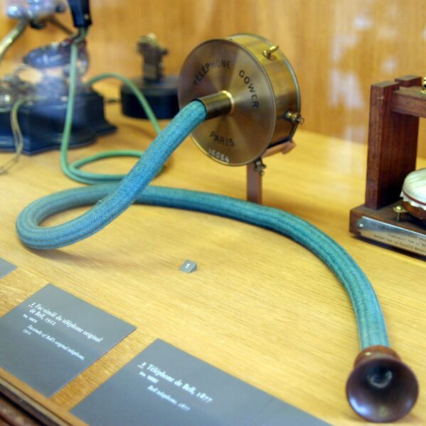 Replica telefonului original al lui Alexander Bell de la Muzeul de Arte și Meserii din Paris  - Sputnik Moldova