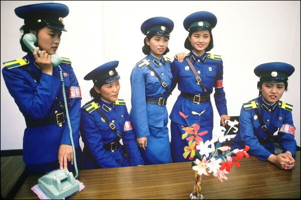 Tinere polițiste cu telefonul la Phenian, 1991  - Sputnik Moldova