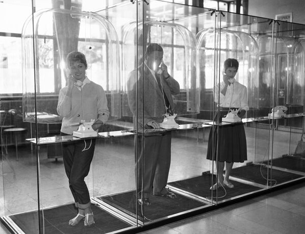 Oamenii vorbesc în cabine telefonice transparente, Germania, 1959  - Sputnik Moldova