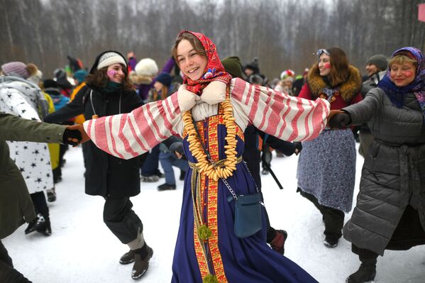 Участники народных гуляний во время празднования Бакшевской Масленицы в Московской области - Sputnik Молдова