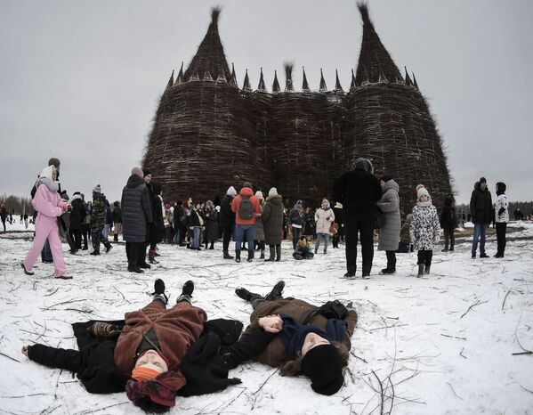 Посетители на праздновании Масленицы в арт-парке Никола-Ленивец Калужской области - Sputnik Молдова