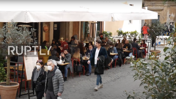 Italy: Rome restaurants packed on eve of new 'red zone' lockdown - Sputnik Moldova-România