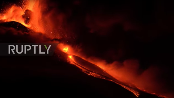  Vulcanul Etna a erupt din nou - imagini spectaculoase - Sputnik Moldova-România