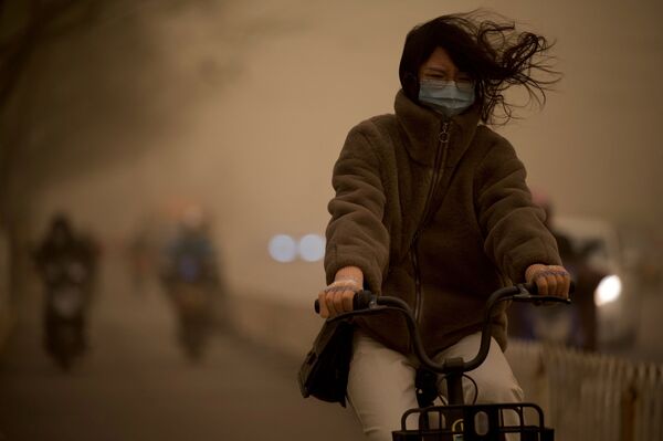 Девушка во время песчаной бури в Пекине  - Sputnik Молдова