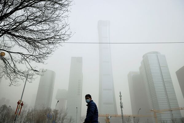 Туман после песчаной бури в Пекине  - Sputnik Молдова