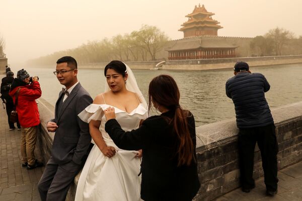 Свадебная фотосессия во время песчаной бури в Пекине  - Sputnik Молдова