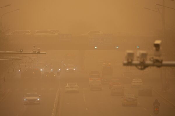 Автомобили на улице во время песчаной бури в Пекине  - Sputnik Молдова