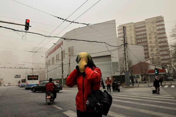 Девушка с покрытой головой во время тумана после песчаной бури в Пекине  - Sputnik Молдова