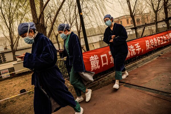 Медсестры во время песчаной бури в Пекине  - Sputnik Молдова
