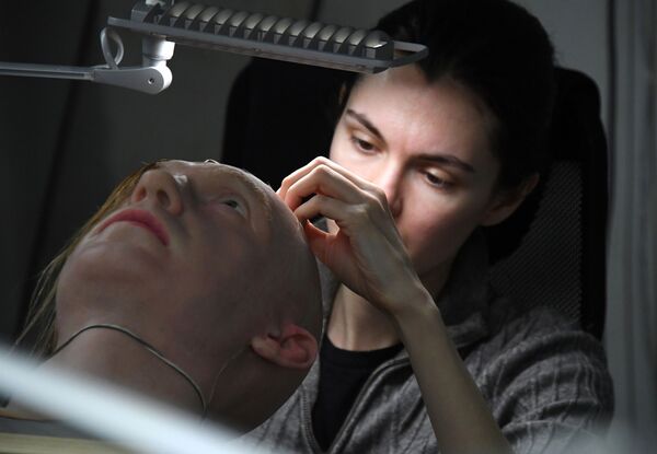 Александра Чегодаева работает с экспериментальным образцом искусственной кожи в лаборатории во Владивостоке - Sputnik Молдова