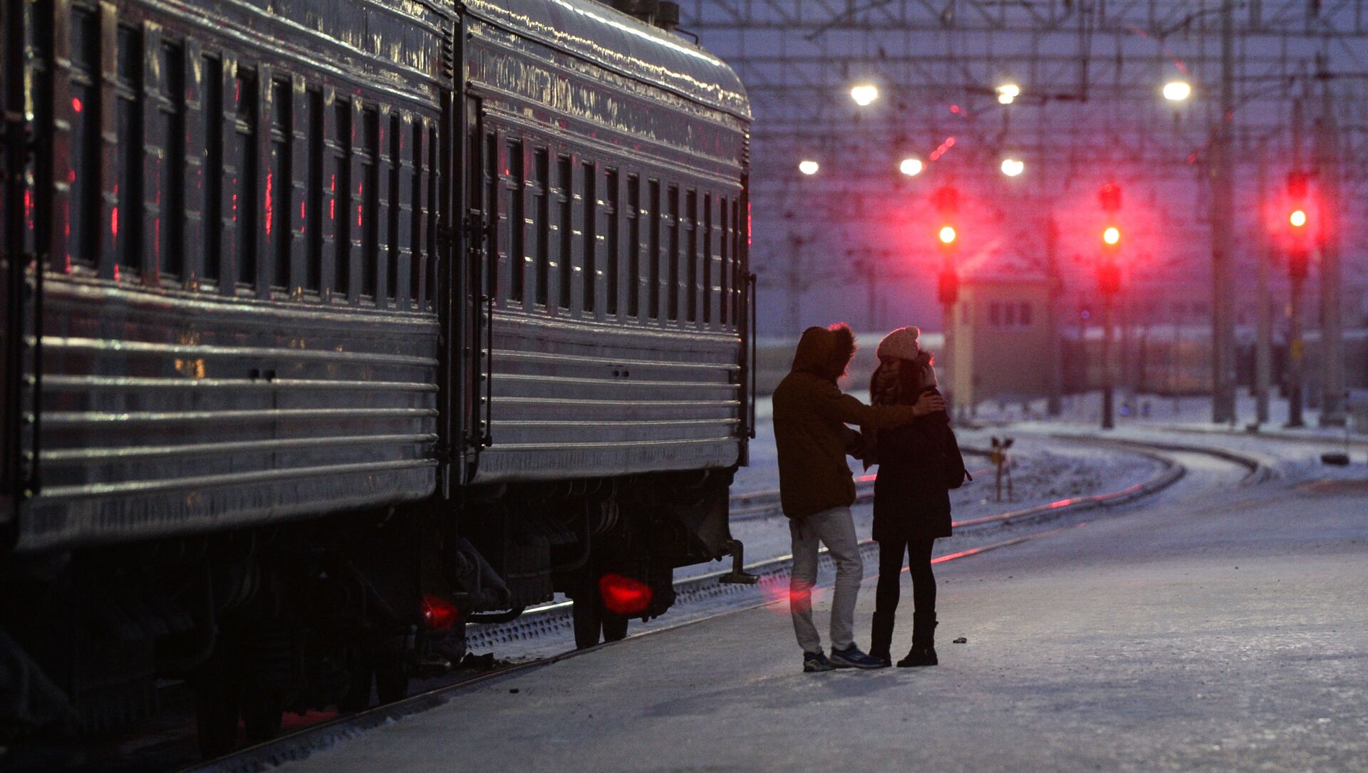 Молодые люди у пассажирского поезда на станции Новосибирск-Главный Западно-Сибирской железной дороги - Sputnik Молдова, 1920, 16.03.2021