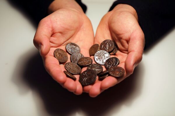 Древние монеты, обнаруженные израильскими археологами в пещерах Иудейской пустыни - Sputnik Moldova-România