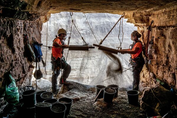 Археологи просеивают почву во время раскопок в Пещере Ужаса в Иудейской пустыне - Sputnik Moldova-România