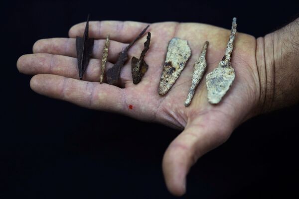 Наконечники стрел и копий, обнаруженные израильскими археологами в пещерах Иудейской пустыни - Sputnik Moldova-România