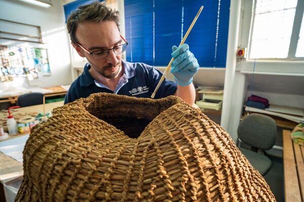 Израильский археолог реставрирует корзину периода неолита, обнаруженную в Иудейской пустыне - Sputnik Moldova-România