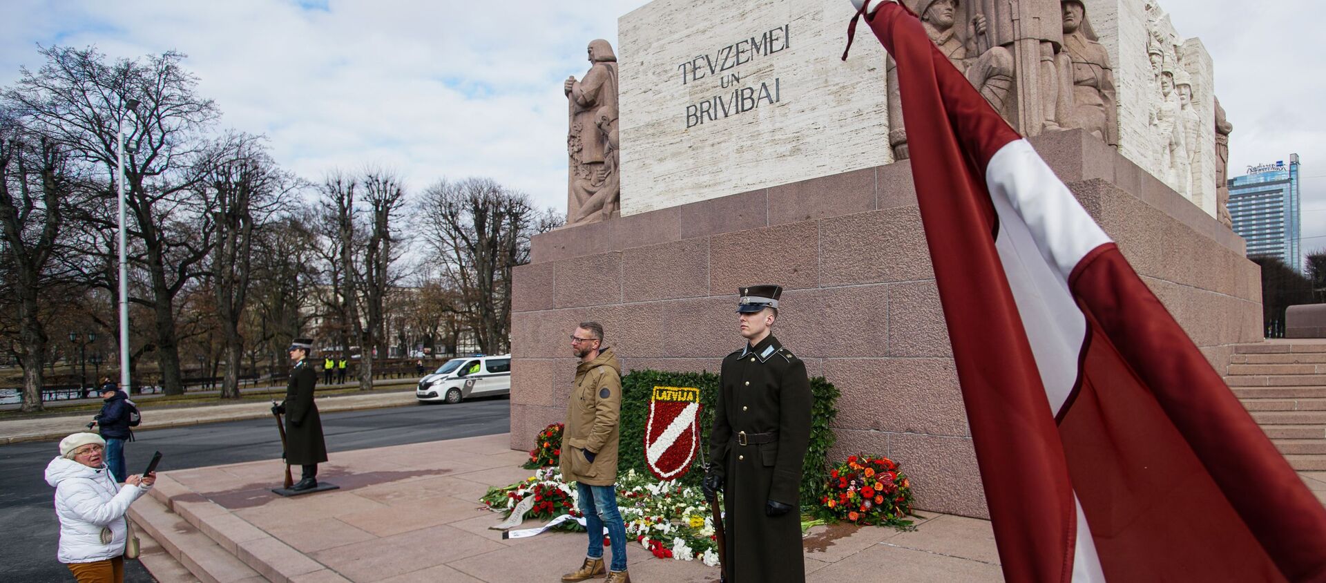 Сторонники латышского легиона Waffen-SS возлагают цветы к памятнику Свободы в Риге - Sputnik Moldova, 1920, 18.03.2021