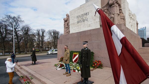 Сторонники латышского легиона Waffen-SS возлагают цветы к памятнику Свободы в Риге - Sputnik Moldova