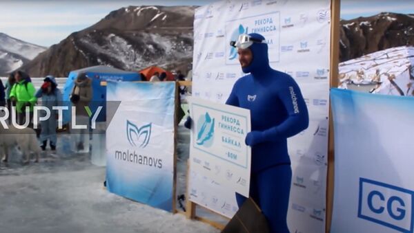 Фридайвер Молчанов установил мировой рекорд по погружению под лед на Байкале - Sputnik Молдова