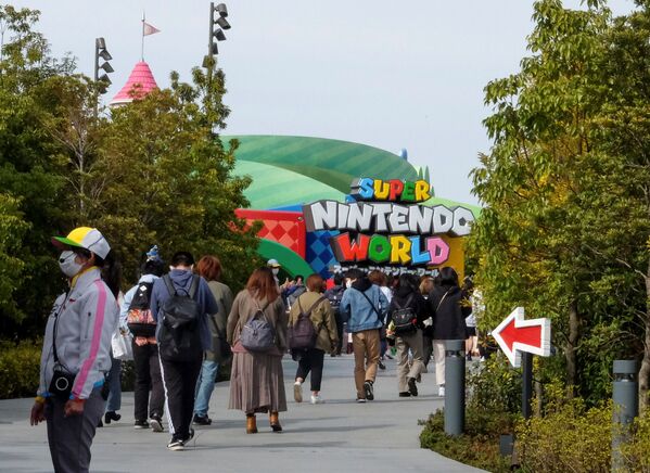 Постетители в тематическом парке аттракционов Super Nintendo World в Осаке, Япония - Sputnik Молдова