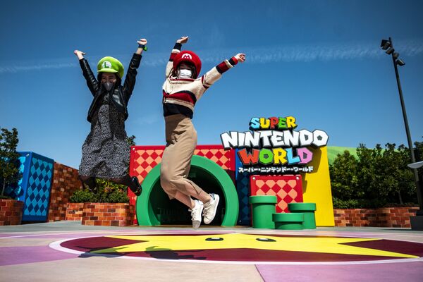 Постетители у входа в тематический парк аттракционов Super Nintendo World в Осаке, Япония - Sputnik Молдова