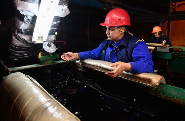 Работница демонстрирует руки перед камерой видеонаблюдения на изумрудоизвлекательной фабрике Мариинского изумрудного прииска в Свердловской области - Sputnik Молдова