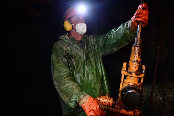 Рабочий в шахте Мариинского изумрудного прииска в Свердловской области - Sputnik Молдова