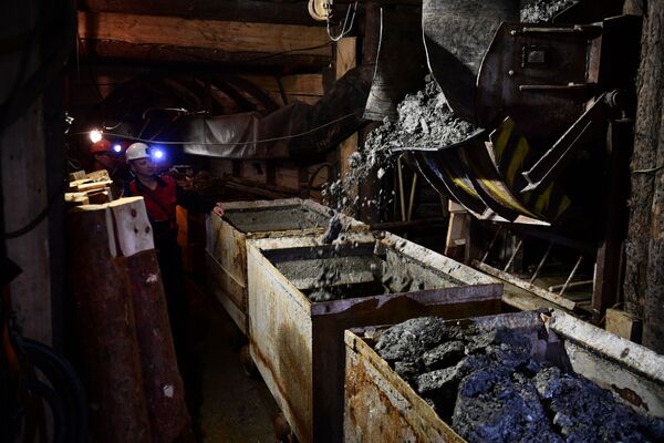 Добыча горной породы в шахте Мариинского изумрудного прииска в Свердловской области - Sputnik Молдова