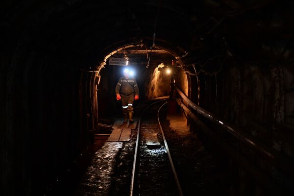 Рабочий в шахте Мариинского изумрудного прииска в Свердловской области. - Sputnik Молдова
