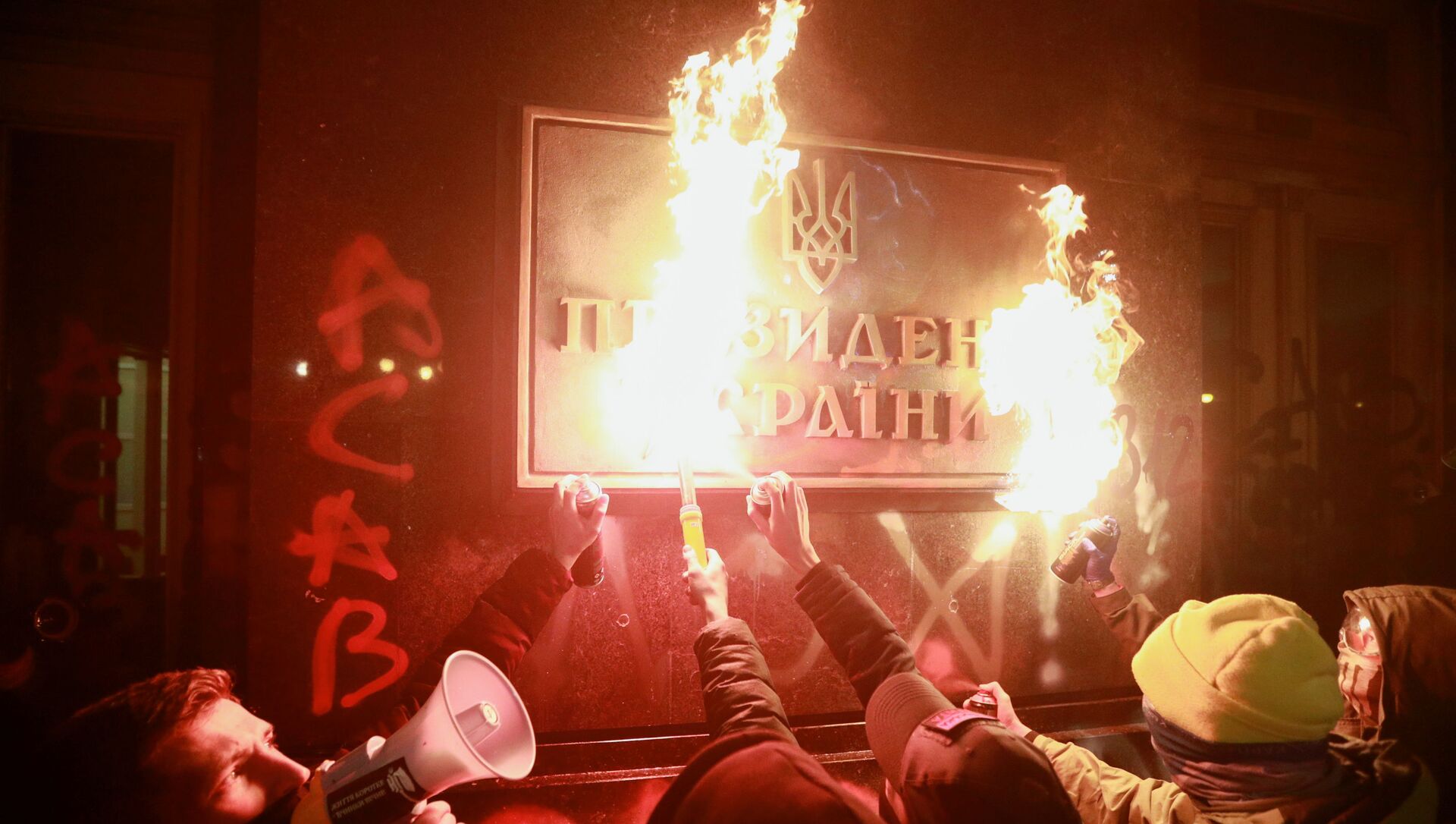 У офиса президента Украины в Киеве проходит акция националистов У офиса президента Украины в Киеве проходит акция националистов - Sputnik Молдова, 1920, 21.03.2021