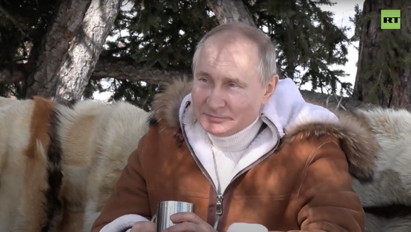 Путин и Шойгу проводят выходные в Сибири — видео - Sputnik Молдова