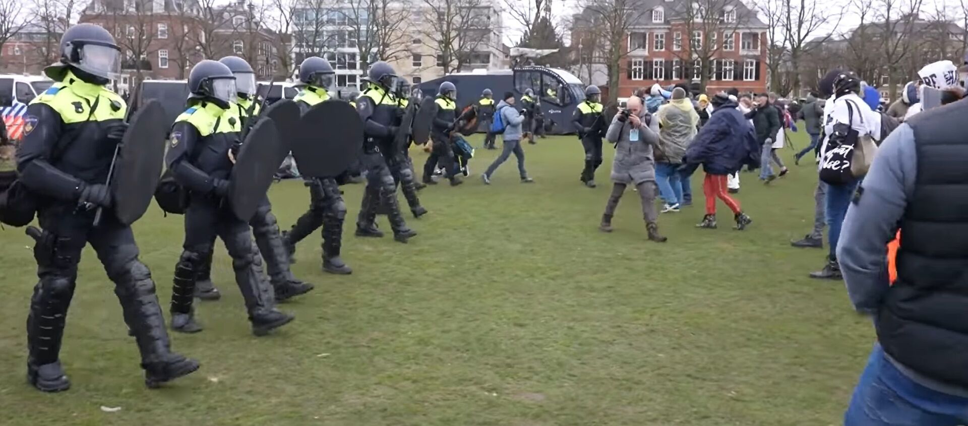 Police use water cannon to disperse anti-lockdown rally in Amsterdam - Sputnik Moldova-România, 1920, 22.03.2021