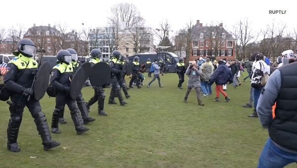 Police use water cannon to disperse anti-lockdown rally in Amsterdam - Sputnik Moldova-România