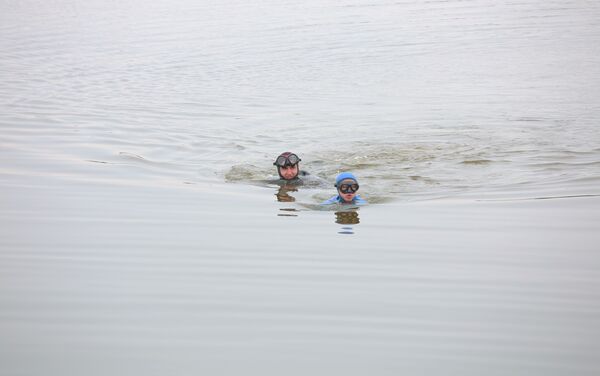 Эко-активистка из Турции окунулась в комратское озеро - Sputnik Молдова
