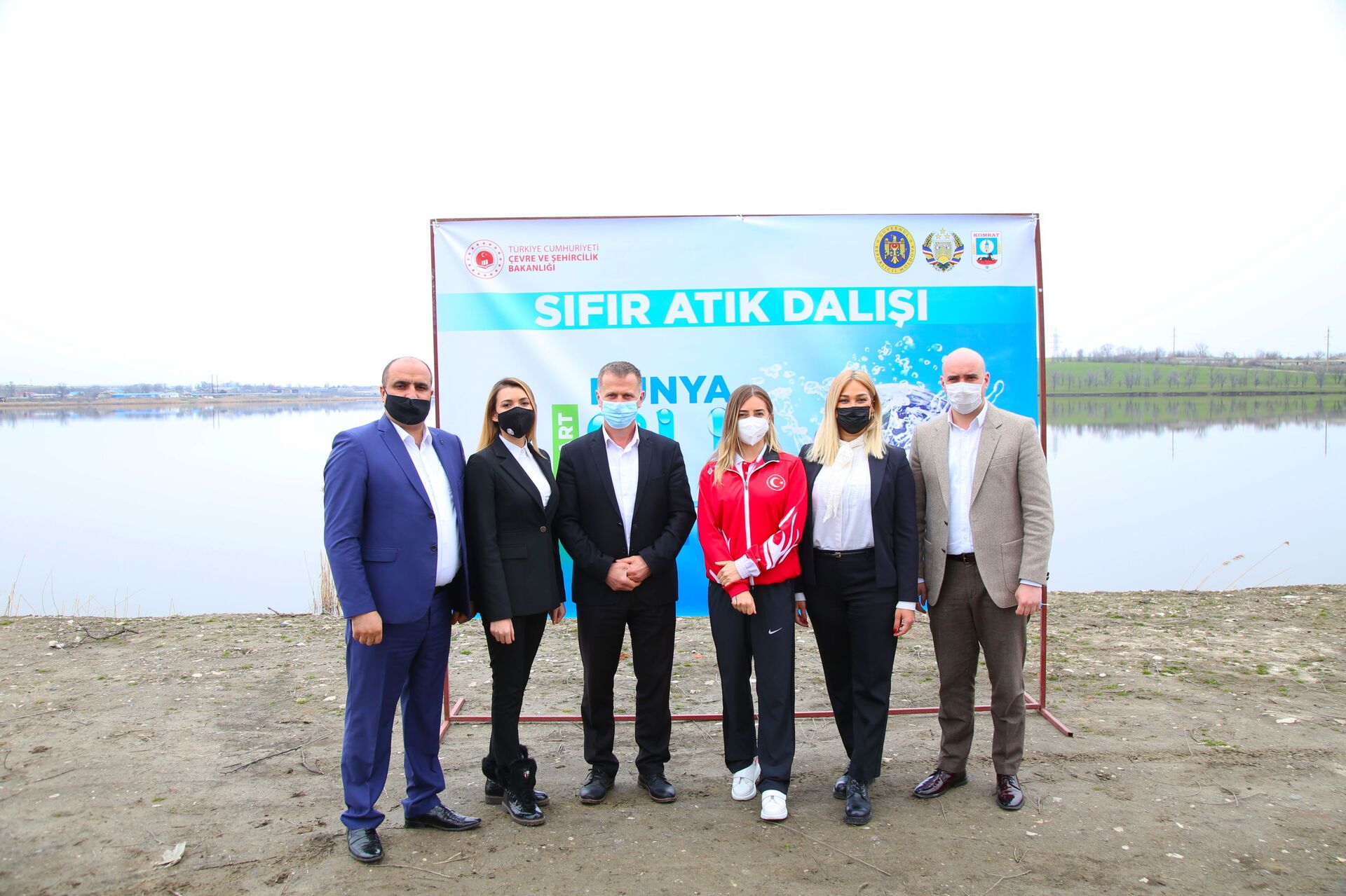 Эко-активистка из Турции окунулась в комратское озеро - Sputnik Молдова, 1920, 22.03.2021