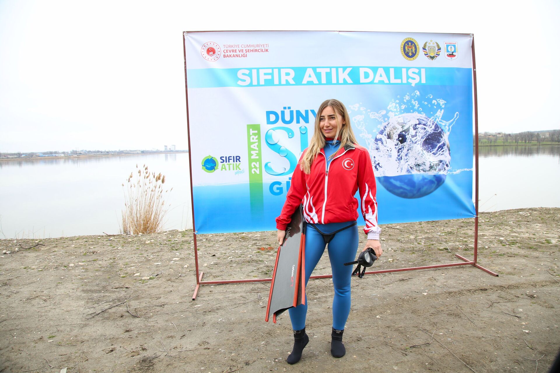 Эко-активистка из Турции окунулась в комратское озеро - Sputnik Молдова, 1920, 22.03.2021