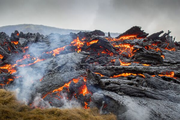 Лава от извержения вулкана на полуострове Рейкьянес на юго-западе Исландии  - Sputnik Молдова