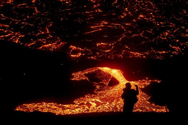 Извержение вулкана на полуострове Рейкьянес в Исландии - Sputnik Молдова