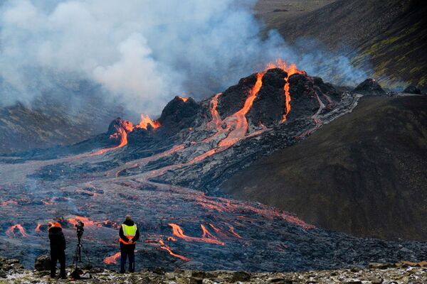 Потоки лавы во время извержения вулкана на полуострове Рейкьянес в Исландии - Sputnik Молдова