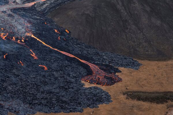 Потоки лавы во время извержения вулкана на полуострове Рейкьянес в Исландии - Sputnik Молдова