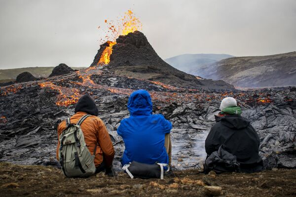 Туристы наблюдают за извержением вулкана на полуострове Рейкьянес в Исландии - Sputnik Молдова