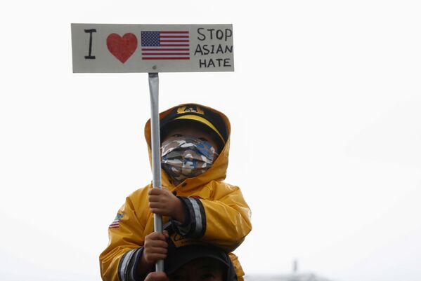 Ребенок с плакатом во время акции Stop Asian Hate в США - Sputnik Молдова