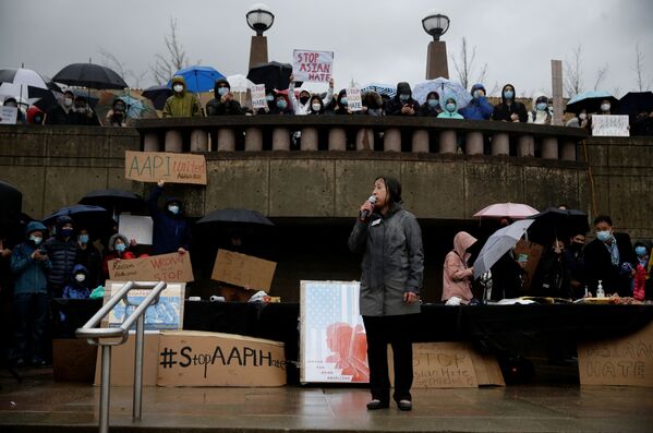Протестующие с плакатами во время акции Stop Asian Hate в США - Sputnik Молдова