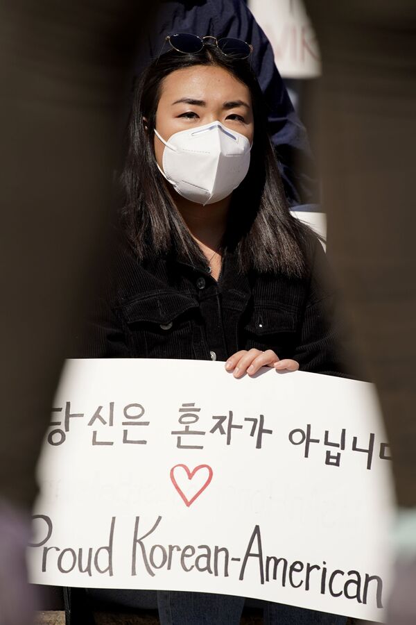 Девушка с плакатом во время акции Stop Asian Hate в США - Sputnik Молдова